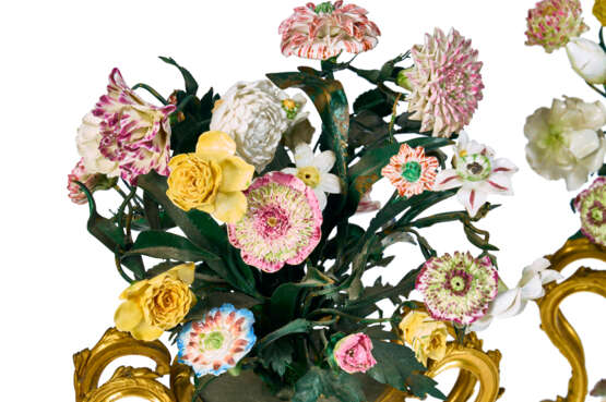 A PAIR OF ORMOLU-MOUNTED MEISSEN PORCELAIN RETICULATED VASES AND FLOWER BOUQUETS - photo 8