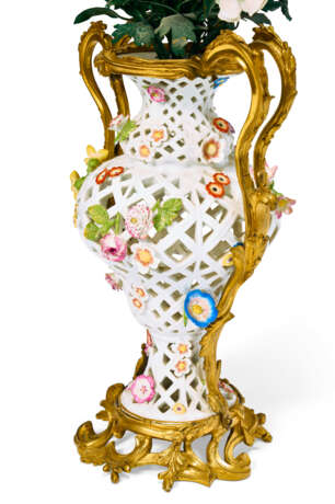 A PAIR OF ORMOLU-MOUNTED MEISSEN PORCELAIN RETICULATED VASES AND FLOWER BOUQUETS - photo 9