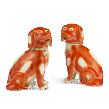 A PAIR OF CHINESE EXPORT PORCELAIN MODELS OF SEATED SPANIELS - photo 1