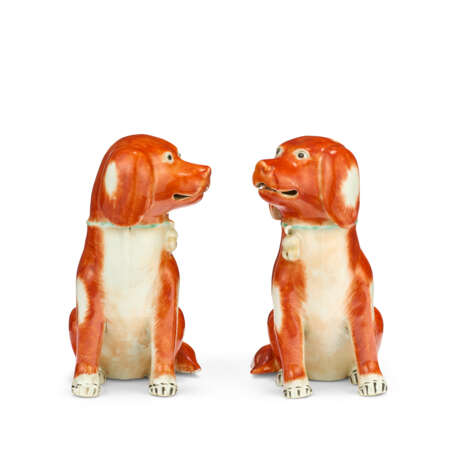A PAIR OF CHINESE EXPORT PORCELAIN MODELS OF SEATED SPANIELS - photo 2
