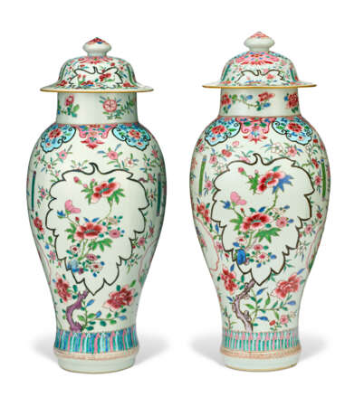 A PAIR OF CHINESE EXPORT PORCELAIN FAMILLE ROSE BALUSTER VASES AND COVERS - photo 2