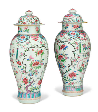 A PAIR OF CHINESE EXPORT PORCELAIN FAMILLE ROSE BALUSTER VASES AND COVERS - photo 3
