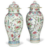 A PAIR OF CHINESE EXPORT PORCELAIN FAMILLE ROSE BALUSTER VASES AND COVERS - photo 3