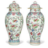 A PAIR OF CHINESE EXPORT PORCELAIN FAMILLE ROSE BALUSTER VASES AND COVERS - photo 4