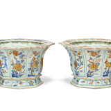 A PAIR OF CHINESE EXPORT PORCLEAIN 'CHINESE IMARI' JARDINIERES - photo 1