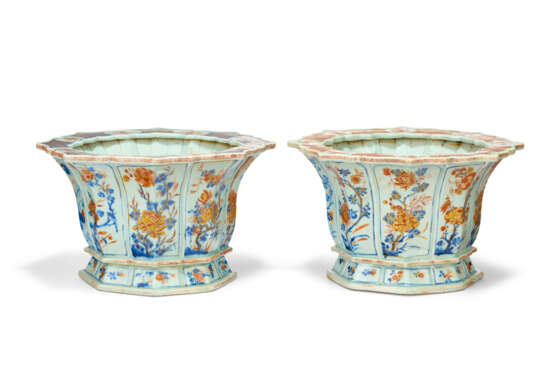 A PAIR OF CHINESE EXPORT PORCLEAIN 'CHINESE IMARI' JARDINIERES - photo 1