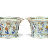 A PAIR OF CHINESE EXPORT PORCLEAIN 'CHINESE IMARI' JARDINIERES - photo 2