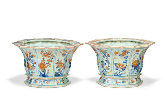A PAIR OF CHINESE EXPORT PORCLEAIN 'CHINESE IMARI' JARDINIERES - photo 2