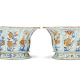 A PAIR OF CHINESE EXPORT PORCLEAIN 'CHINESE IMARI' JARDINIERES - photo 3