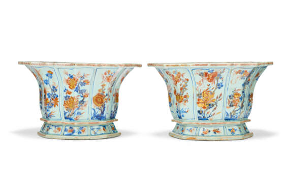 A PAIR OF CHINESE EXPORT PORCLEAIN 'CHINESE IMARI' JARDINIERES - photo 3
