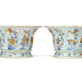 A PAIR OF CHINESE EXPORT PORCLEAIN 'CHINESE IMARI' JARDINIERES - photo 4