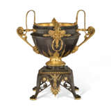 A FRENCH 'NEO-GREC' PARCEL-GILT AND PATINATED BRONZE URN ON STAND - photo 2