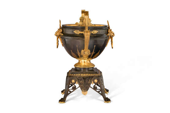 A FRENCH 'NEO-GREC' PARCEL-GILT AND PATINATED BRONZE URN ON STAND - photo 3