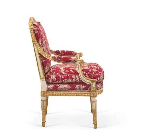 A PAIR OF LOUIS XVI WHITE-PAINTED AND PARCEL-GILT WALNUT FAUTEUILS - фото 4