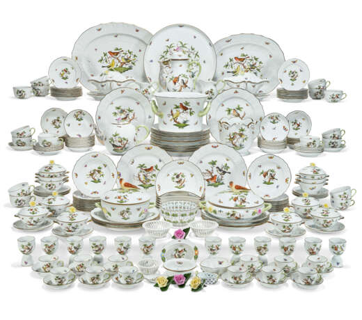 A LARGE ASSEMBLED HEREND PORCELAIN 'ROTHSCHILD BIRDS' PART DINNER SERVICE - photo 1