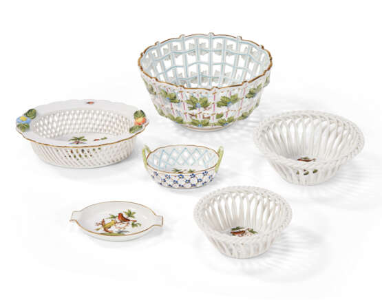 A LARGE ASSEMBLED HEREND PORCELAIN 'ROTHSCHILD BIRDS' PART DINNER SERVICE - photo 4