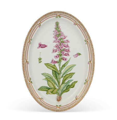 A ROYAL COPENHAGEN PORCELAIN 'FLORA DANICA' PART DINNER SERVICE - photo 2