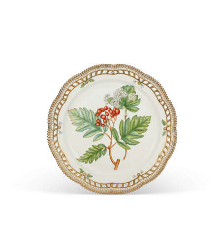 A ROYAL COPENHAGEN PORCELAIN 'FLORA DANICA' PART DINNER SERVICE - photo 3
