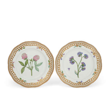 A ROYAL COPENHAGEN PORCELAIN 'FLORA DANICA' PART DINNER SERVICE - photo 4