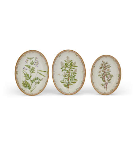 A ROYAL COPENHAGEN PORCELAIN 'FLORA DANICA' PART DINNER SERVICE - photo 6