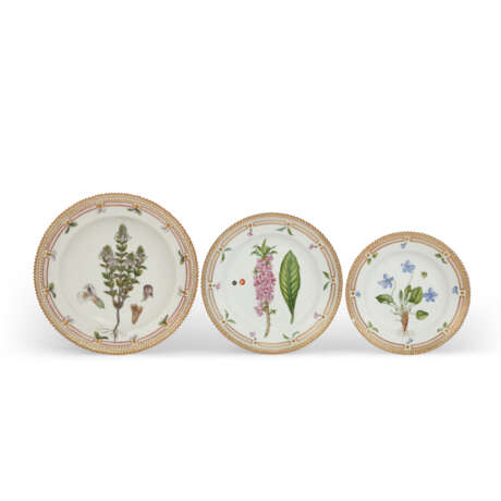 A ROYAL COPENHAGEN PORCELAIN 'FLORA DANICA' PART DINNER SERVICE - photo 7
