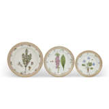 A ROYAL COPENHAGEN PORCELAIN 'FLORA DANICA' PART DINNER SERVICE - photo 7