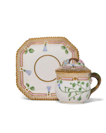TWELVE ROYAL COPENHAGEN PORCELAIN ‘FLORA DANICA’ CUSTARD CUPS, COVERS AND STANDS - photo 2
