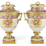 A PAIR OF ENGLISH PORCELAIN GOLD-GROUND ICE-PAILS, COVERS AND LINERS - photo 3
