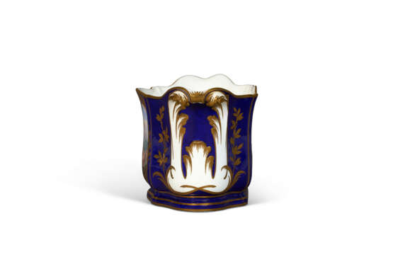 A SEVRES PORCELAIN 'BLEU NOUVEAU' OVAL FLOWER VASE (CUVETTE A FLEURS 'ROUSSEL’) - photo 2
