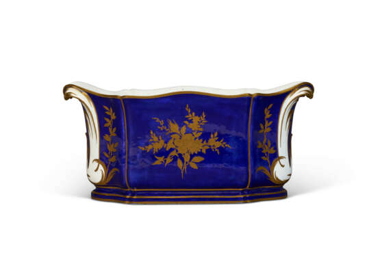 A SEVRES PORCELAIN 'BLEU NOUVEAU' OVAL FLOWER VASE (CUVETTE A FLEURS 'ROUSSEL’) - photo 5
