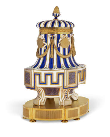AN ORMOLU-MOUNTED SEVRES PORCELAIN 'BLEU NOUVEAU' VASE AND A COVER (VASE GREC 'A MEDAILLONS', 1ERE GRANDEUR) - photo 2