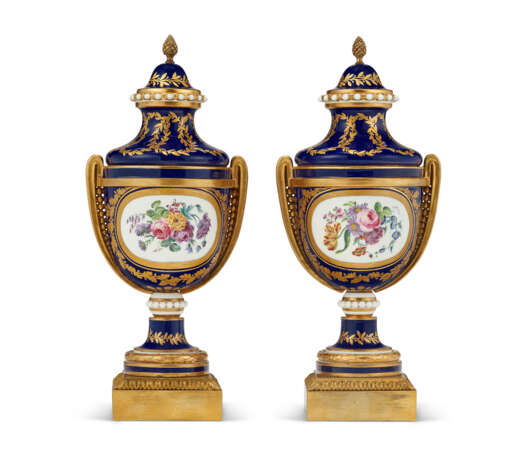 A PAIR OF ORMOLU-MOUNTED SEVRES PORCELAIN 'BLEU NOUVEAU' VASES (VASES CHAPELET) AND TWO COVERS - photo 4