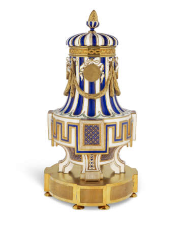 AN ORMOLU-MOUNTED SEVRES PORCELAIN 'BLEU NOUVEAU' VASE AND A COVER (VASE GREC 'A MEDAILLONS', 1ERE GRANDEUR) - photo 3