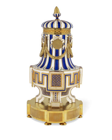 AN ORMOLU-MOUNTED SEVRES PORCELAIN 'BLEU NOUVEAU' VASE AND A COVER (VASE GREC 'A MEDAILLONS', 1ERE GRANDEUR) - photo 4