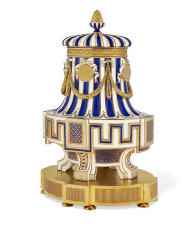 AN ORMOLU-MOUNTED SEVRES PORCELAIN 'BLEU NOUVEAU' VASE AND A COVER (VASE GREC 'A MEDAILLONS', 1ERE GRANDEUR) - photo 5