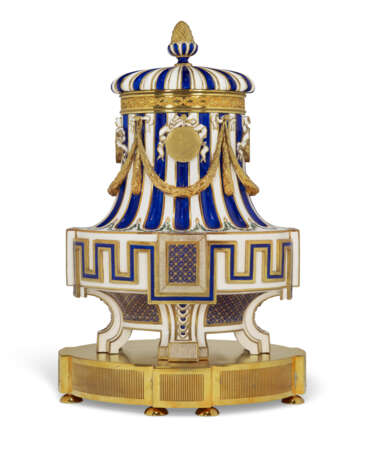 AN ORMOLU-MOUNTED SEVRES PORCELAIN 'BLEU NOUVEAU' VASE AND A COVER (VASE GREC 'A MEDAILLONS', 1ERE GRANDEUR) - photo 6