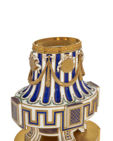 AN ORMOLU-MOUNTED SEVRES PORCELAIN 'BLEU NOUVEAU' VASE AND A COVER (VASE GREC 'A MEDAILLONS', 1ERE GRANDEUR) - photo 8
