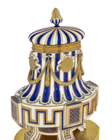 AN ORMOLU-MOUNTED SEVRES PORCELAIN 'BLEU NOUVEAU' VASE AND A COVER (VASE GREC 'A MEDAILLONS', 1ERE GRANDEUR) - photo 9