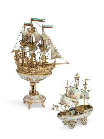 A CONTINENTAL SILVER-GILT AND ENAMEL NEF AND A SIMILAR GILT-METAL AND ENAMEL NEF - Foto 1