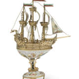 A CONTINENTAL SILVER-GILT AND ENAMEL NEF AND A SIMILAR GILT-METAL AND ENAMEL NEF - Foto 2