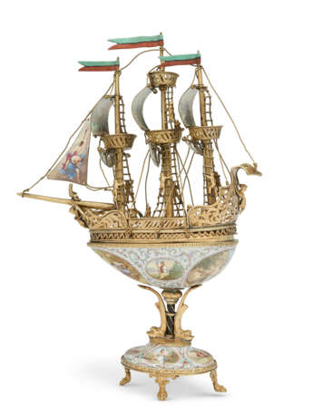 A CONTINENTAL SILVER-GILT AND ENAMEL NEF AND A SIMILAR GILT-METAL AND ENAMEL NEF - Foto 3