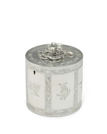 A GEORGE III SILVER TEA CADDY - фото 1