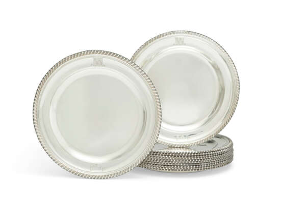 A SET OF TWELVE GEORGE III SILVER DINNER PLATES - Foto 1