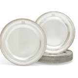 A SET OF TWELVE GEORGE III SILVER DINNER PLATES - Foto 1