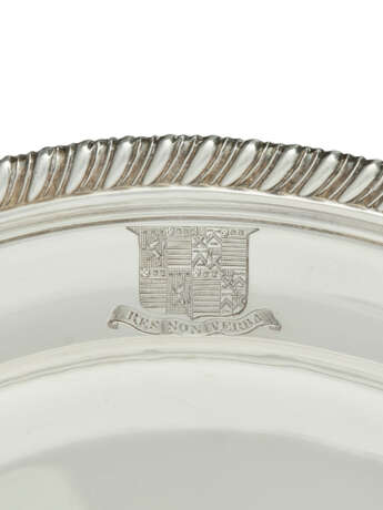 A SET OF TWELVE GEORGE III SILVER DINNER PLATES - Foto 2