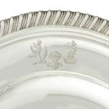 A SET OF TWELVE GEORGE III SILVER DINNER PLATES - Foto 3
