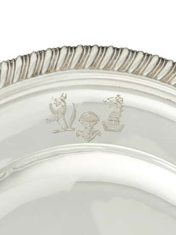 A SET OF TWELVE GEORGE III SILVER DINNER PLATES - Foto 3