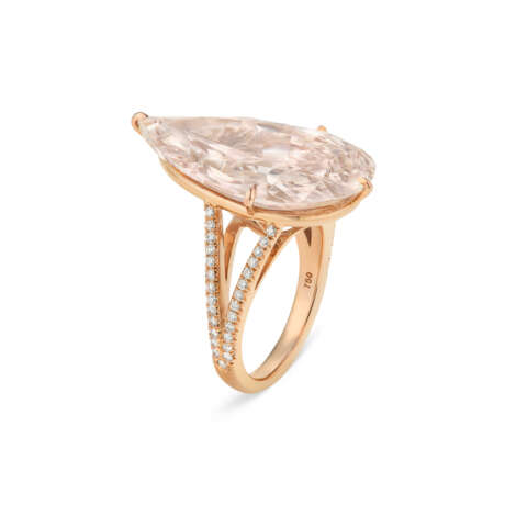 COLORED DIAMOND AND DIAMOND RING - photo 1