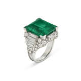 EMERALD AND DIAMOND RING - photo 1