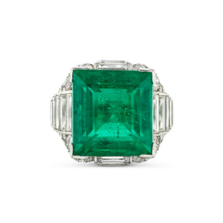 EMERALD AND DIAMOND RING - photo 4